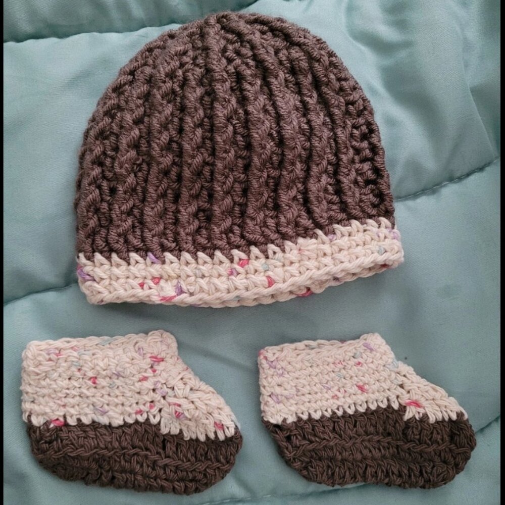 NWOT 🍩 3-pc Handmade Crochet Matching Set Baby Hat Booties ChocoSprinkles 0-6 M